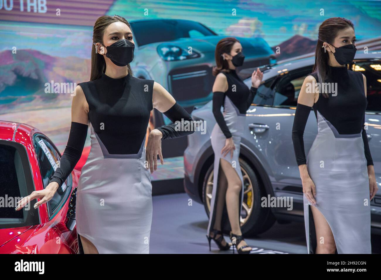 Nonthaburi, Tailandia. 03 dicembre 2021. I modelli che indossano maschere facciali posano per una foto al Motor Expo.The 38th Thailand International Motor Expo 2021 che si tiene dal 1° dicembre 2021 al 12 dicembre, 2021 che presenta 32 marche di auto e 12 marche di motociclette, nonché veicoli elettrici tenuti a incrementare le vendite complessive e riportare l'industria automobilistica al business dopo il rallentamento economico causato dalla prolungata pandemia COVID-19. Credit: SOPA Images Limited/Alamy Live News Foto Stock