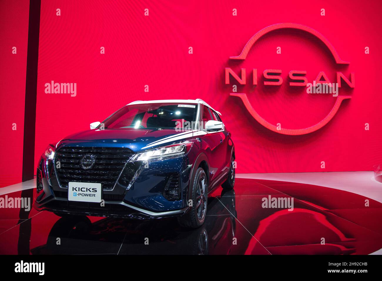 Nonthaburi, Tailandia. 03 dicembre 2021. Un'auto 'Nissan KICKS e-power' vista in mostra al Motor Expo.The 38th Thailand International Motor Expo 2021, che si tiene dal 1° dicembre 2021 al 12 dicembre, 2021 che presenta 32 marche di auto e 12 marche di motociclette, nonché veicoli elettrici tenuti a incrementare le vendite complessive e riportare l'industria automobilistica al business dopo il rallentamento economico causato dalla prolungata pandemia COVID-19. Credit: SOPA Images Limited/Alamy Live News Foto Stock