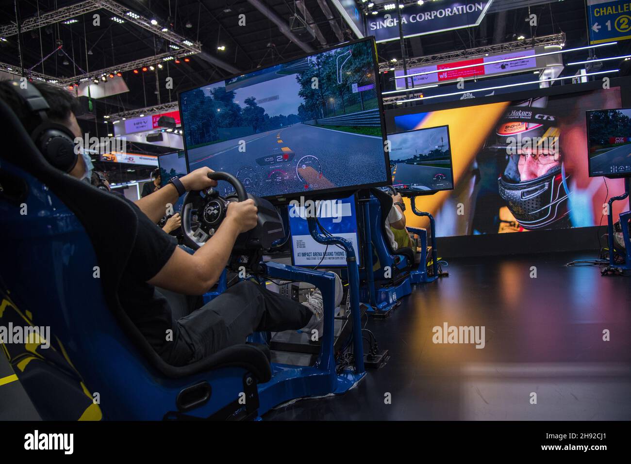 Nonthaburi, Tailandia. 03 dicembre 2021. Un visitatore ha visto giocare un simulatore di corse al Motor Expo.The 38th Thailand International Motor Expo 2021 che si tiene dal 1° dicembre 2021 al 12 dicembre, 2021 che presenta 32 marche di auto e 12 marche di motociclette, nonché veicoli elettrici tenuti a incrementare le vendite complessive e riportare l'industria automobilistica al business dopo il rallentamento economico causato dalla prolungata pandemia COVID-19. Credit: SOPA Images Limited/Alamy Live News Foto Stock