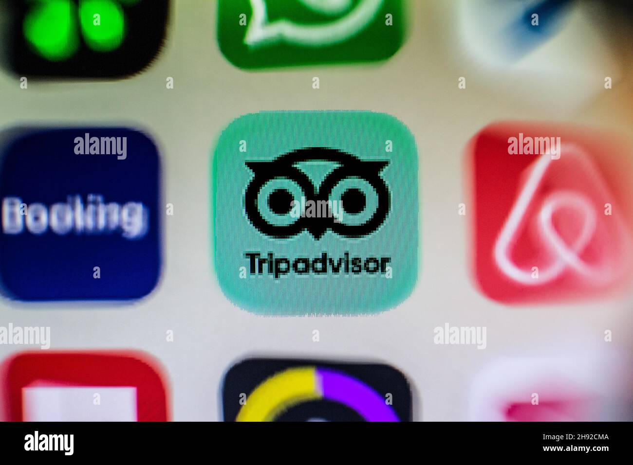 In questa foto è illustrato un primo piano dell'icona di un'app di TripAdvisor visualizzata sullo schermo di uno smartphone. Foto Stock