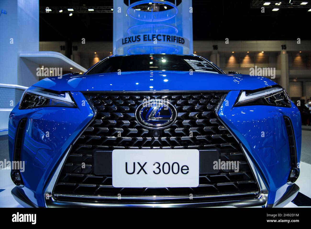 Nonthaburi, Tailandia. 03 dicembre 2021. Un'auto 'Lexus UX 300e' vista al Motor Expo.The 38th Thailand International Motor Expo 2021, che si tiene dal 1° dicembre 2021 al 12 dicembre, 2021 che presenta 32 marche di auto e 12 marche di motociclette, nonché veicoli elettrici tenuti a incrementare le vendite complessive e riportare l'industria automobilistica al business dopo il rallentamento economico causato dalla prolungata pandemia COVID-19. (Foto di Peerapon Boonyakiat/SOPA Images/Sipa USA) Credit: Sipa USA/Alamy Live News Foto Stock