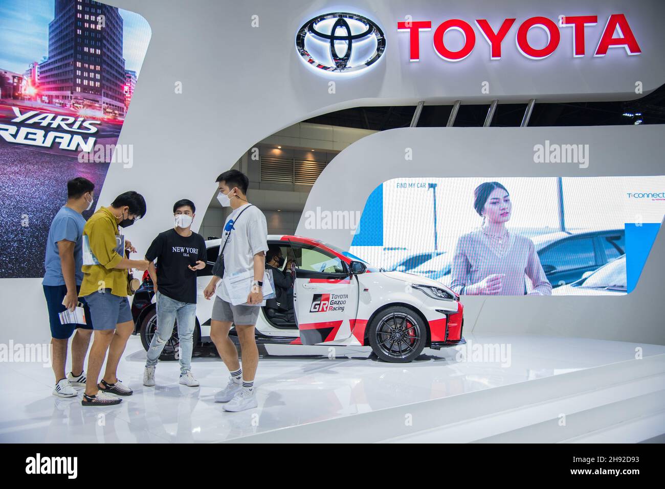 Nonthaburi, Tailandia. 03 dicembre 2021. I visitatori hanno visto stare allo stand TOYOTA durante il Motor Expo.The 38th Thailand International Motor Expo 2021, che si tiene dal 1° dicembre 2021 al 12 dicembre, 2021 che presenta 32 marche di auto e 12 marche di motociclette, nonché veicoli elettrici tenuti a incrementare le vendite complessive e riportare l'industria automobilistica al business dopo il rallentamento economico causato dalla prolungata pandemia COVID-19. (Foto di Peerapon Boonyakiat/SOPA Images/Sipa USA) Credit: Sipa USA/Alamy Live News Foto Stock