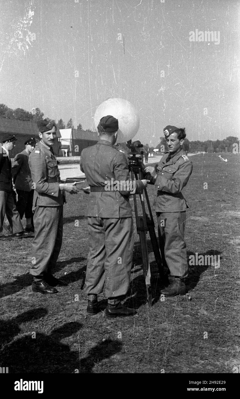 Dêblin k. Lublina, 1947-05. ¯o³nierze wojsk lotniczych podczas æwiczeñ z topografii i geodezji na lotnisku w Dêblinie puszczaj¹ balon pomiarowy (pilotowy). mb/mgs PAP Dok³adny dzieñ wydarzenia nieustalony. Deblin nei pressi di Lublino, maggio 1947. I soldati dell'aeronautica durante un addestramento sulla topografia e sulla geodesia sull'aeroporto a Deblin lasciano un mongolfiera di osservazione (pilota) andare. mb/mgs PAP Foto Stock