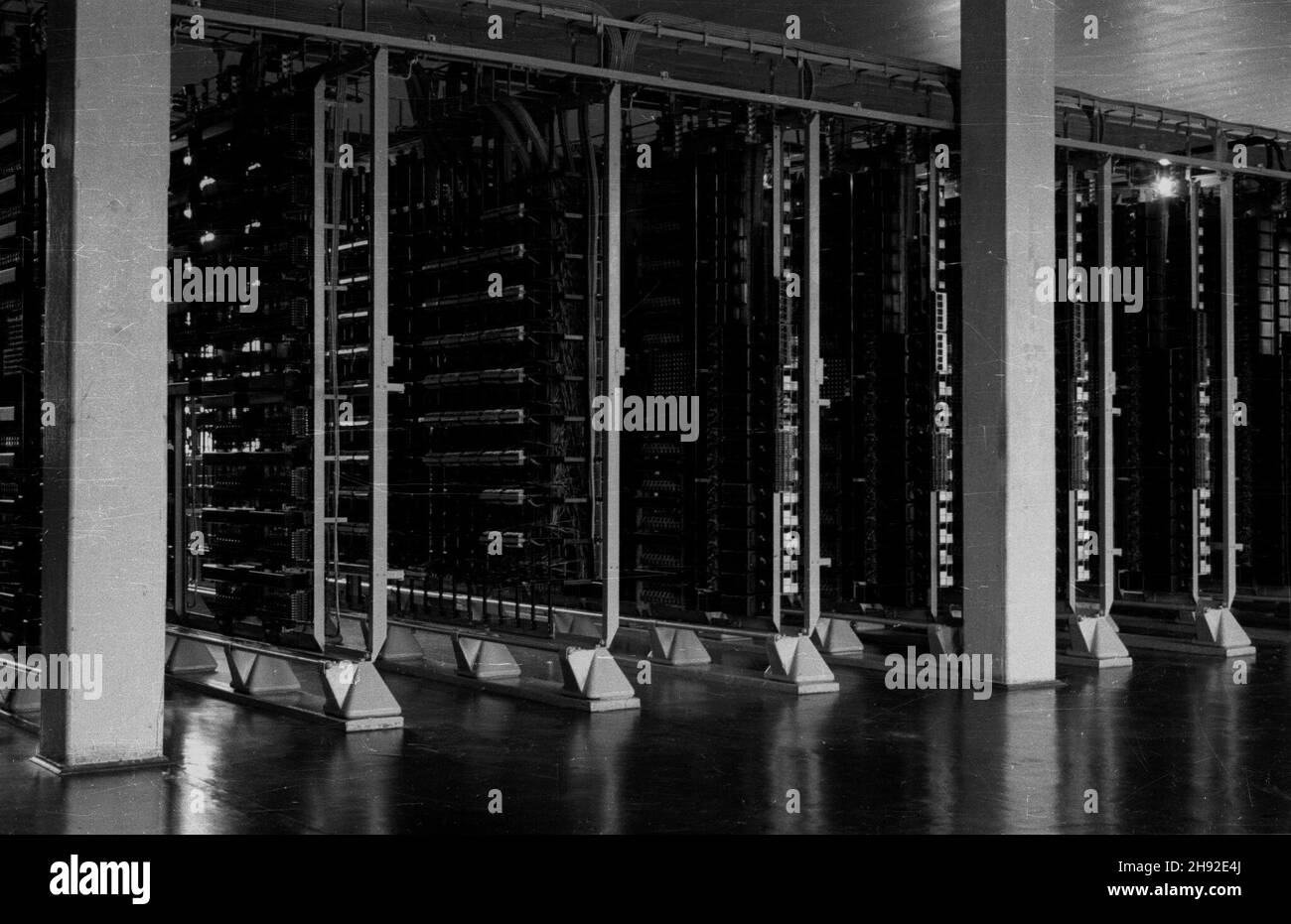 Warszawa, 1947-05. Automatyczna centrala telefoniczna na na warszawskiej Pradze. Na stalowych ramach zosta³a umieszczona skomplikowana aparatura. Pod metalowymi pokrywkami pracuj¹ precyzyjne zespo³y przekaŸników, wybieraków i liczników, w które zaopatrzony jest ka¿dy numer. ka PAP Dok³adny dzieñ wydarzenia nieustalony. Varsavia, maggio 1947. Il centralino telefonico automatico nel distretto di Praga di Varsavia. Apparecchiature complesse sono poste su un'intelaiatura in acciaio. Sotto le coperture metalliche sono nascosti relè preciso, selettore di linea e unità di misura di abbonato caratteristiche di ogni numero di telefono. ka P Foto Stock