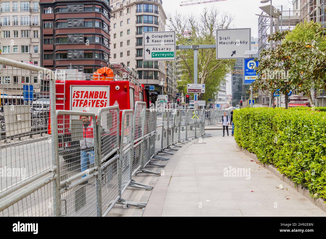 ISTANBUL, TURCHIA - 1 MAGGIO 2017: Barriere di sicurezza in piazza Taksim costruite come misure di sicurezza per il giorno di maggio a Istanbul. Foto Stock