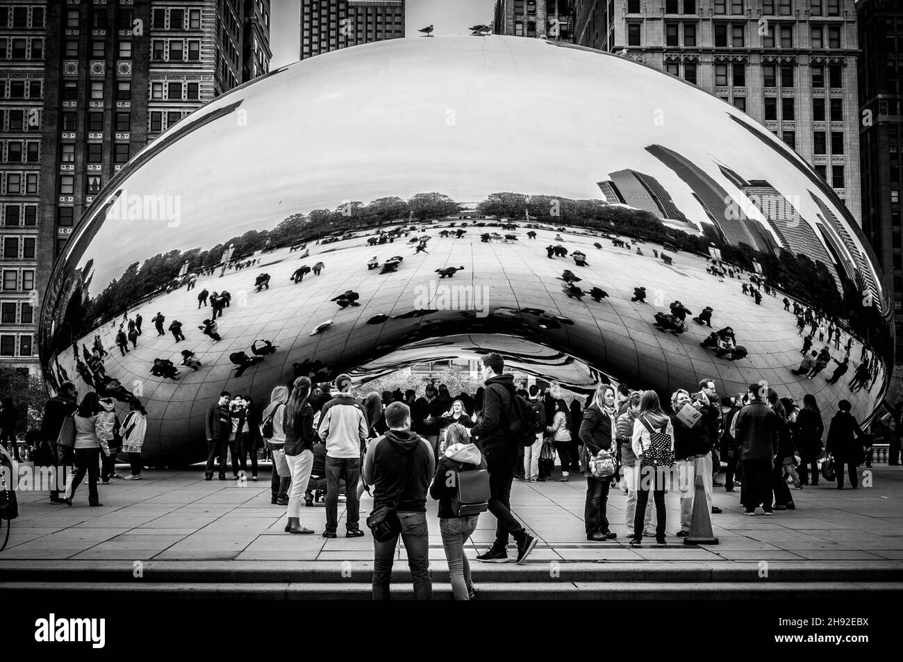 Cloud Gate è una scultura pubblica a forma di fagiolo di rene lucido di Sir Anish Kapoor, artista britannico nato in India, nel Millennium Park. Foto Stock