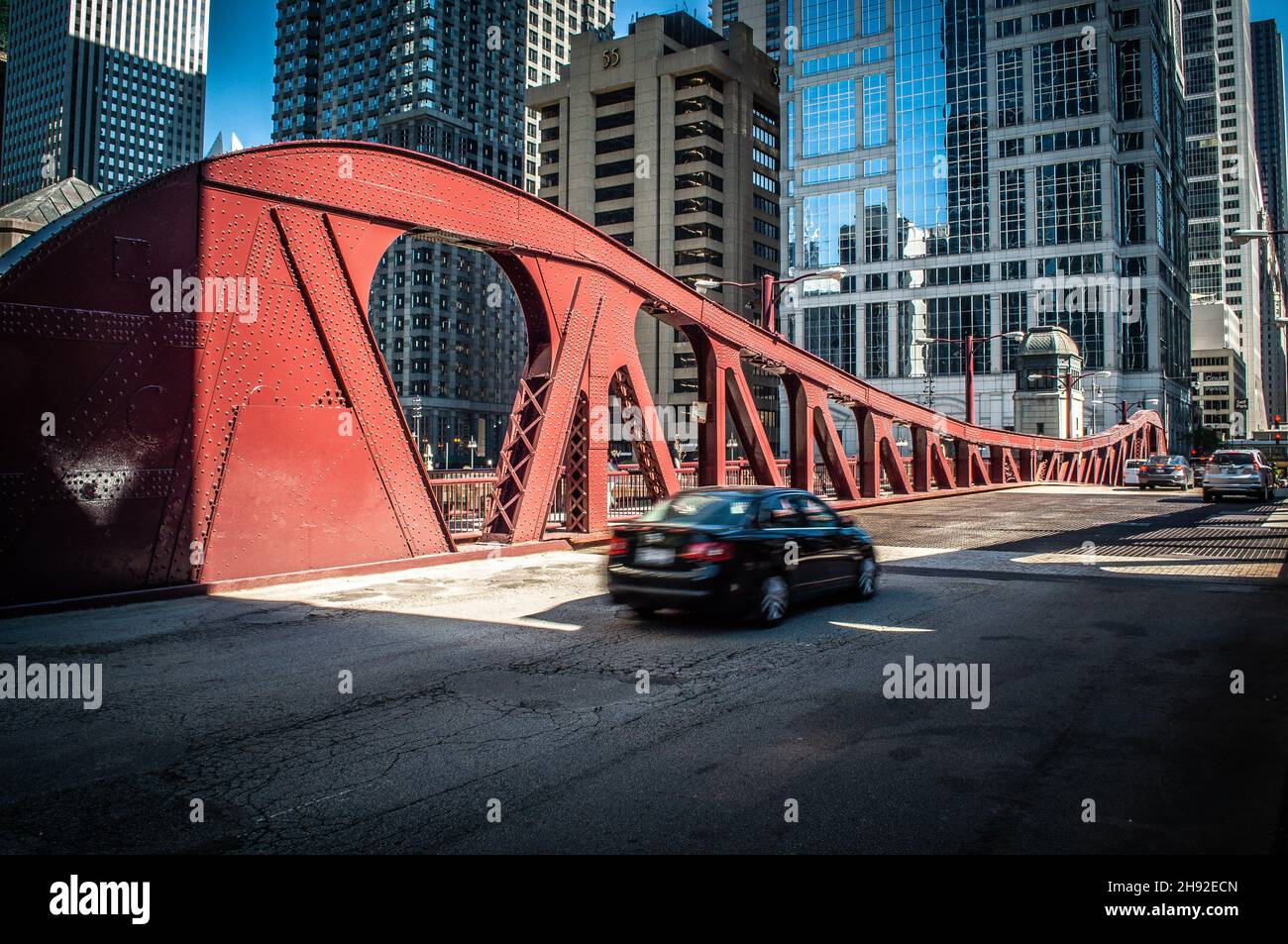 Il Clark Street Bridge è un ponte che attraversa il fiume Chicago nel centro di Chicago, che collega il lato nord vicino con il Loop tramite Clark Street. Foto Stock