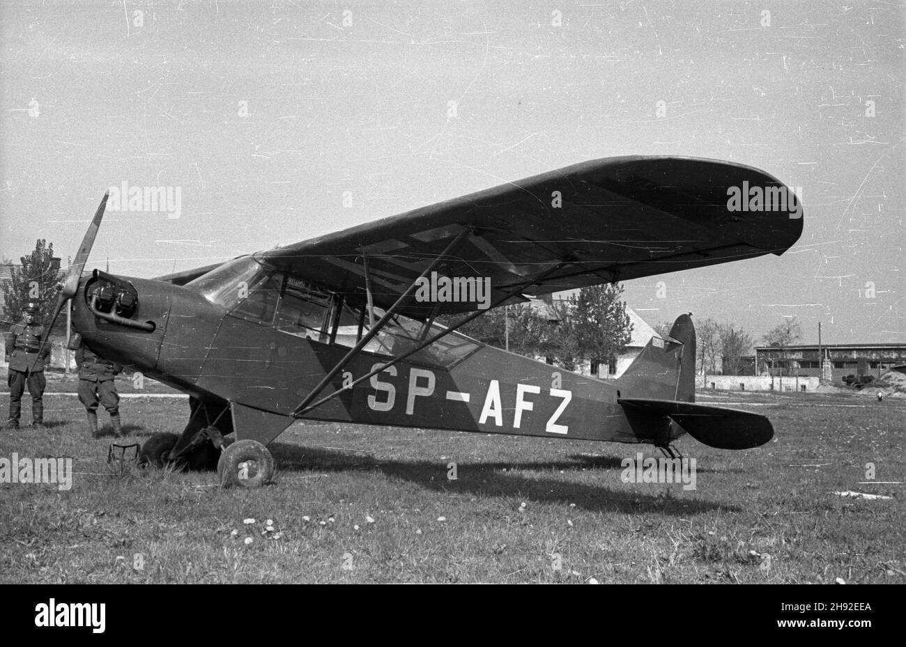 Dêblin k. Lublina, 1947-05. Oficerska Szko³a Lotticza. Na p³ycie lotniska samolot szkoleniowy typu Piper. bk PAP Dok³adny dzieñ wydarzenia nieustalony. Deblin nei pressi di Lublino, maggio 1947. Scuola pilota ufficiale. L'aereo di addestramento Piper all'aeroporto. bk PAP Foto Stock