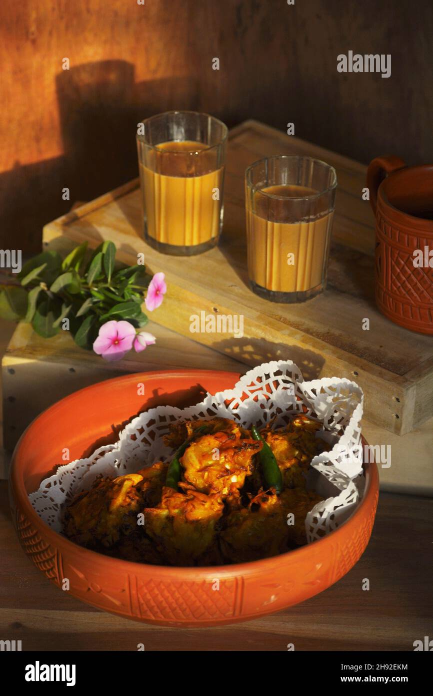 Tè del mattino con verdure pakora Foto Stock