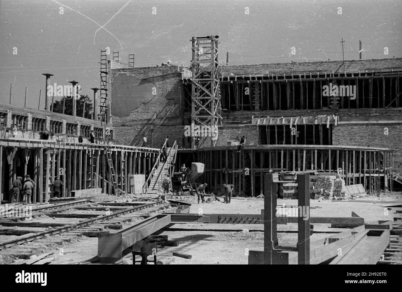 Wroc³aw, 1947-05. Przygotowania do otwarcia Wystawy Ziem Odzyskanych. NZ. Budowa pawilonów wystawowych. bb PAP Dok³adny dzieñ wydarzenia nieustalony. Wroclaw, maggio 1947. Preparativi per l'apertura della Mostra dei territori riacquistato. Nella foto: La costruzione di padiglioni espositivi. bb PAP Foto Stock