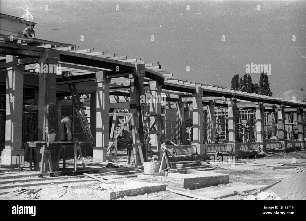 Wroc³aw, 1947-05. Przygotowania do otwarcia Wystawy Ziem Odzyskanych. NZ. Prace budowlane przy pergoli. bb PAP Dok³adny dzieñ wydarzenia nieustalony. Wroclaw, maggio 1947. Preparativi per l'apertura della Mostra dei territori riacquistato. Nella foto: Costruzione di un pergolato. bb PAP Foto Stock