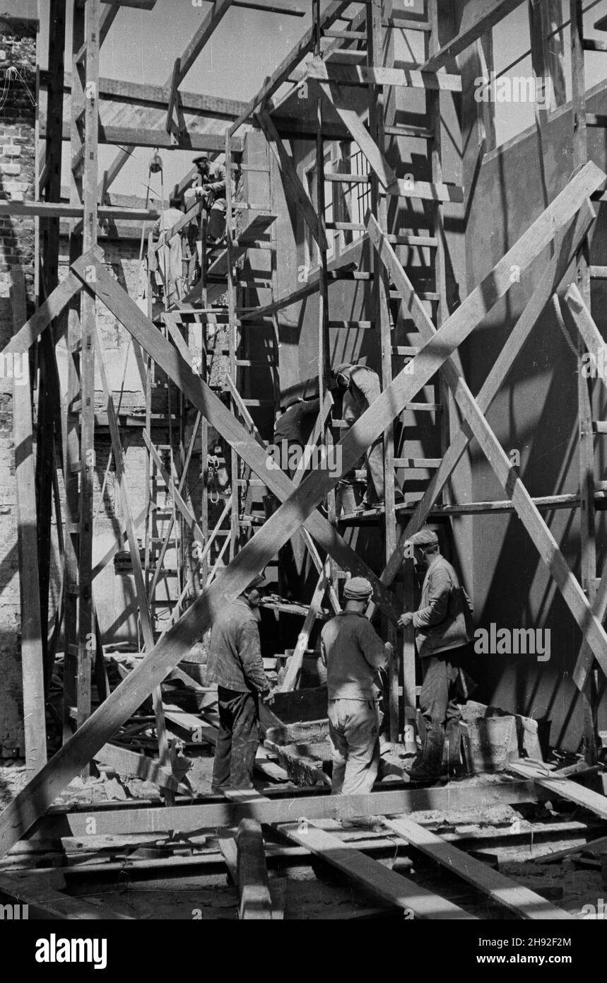 Wroc³aw, 1947-05. Przygotowania do otwarcia Wystawy Ziem Odzyskanych. NZ. Prace budowlane przy pawilonach wystawowych. bb PAP Dok³adny dzieñ wydarzenia nieustalony. Wroclaw, maggio 1947. Preparativi per l'apertura della Mostra dei territori riacquistato. Nella foto: La costruzione di padiglioni espositivi. bb PAP Foto Stock