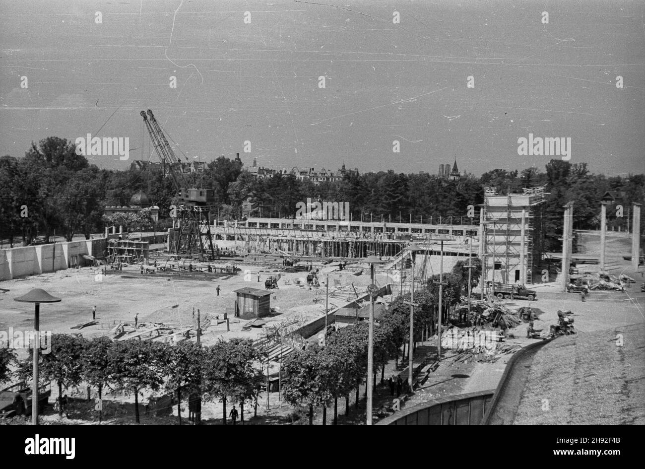 Wroc³aw, 1947-05. Przygotowania do otwarcia Wystawy Ziem Odzyskanych. NZ. Prace budowlane przy pawilonach wystawowych. bb PAP Dok³adny dzieñ wydarzenia nieustalony. Wroclaw, maggio 1947. Preparativi per l'apertura della Mostra dei territori riacquistato. Nella foto: La costruzione di padiglioni espositivi. bb PAP Foto Stock