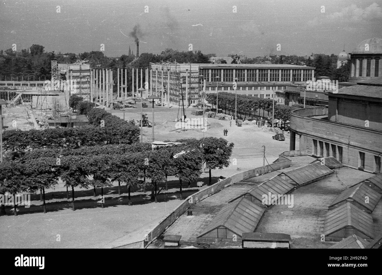 Wroc³aw, 1947-05. Przygotowania do otwarcia Wystawy Ziem Odzyskanych. NZ. Prace budowlane na terenach wystawowych. bb PAP Dok³adny dzieñ wydarzenia nieustalony. Wroclaw, maggio 1947. Preparativi per l'apertura della Mostra dei territori riacquistato. Nella foto: Lavori di costruzione presso il sito espositivo. bb PAP Foto Stock