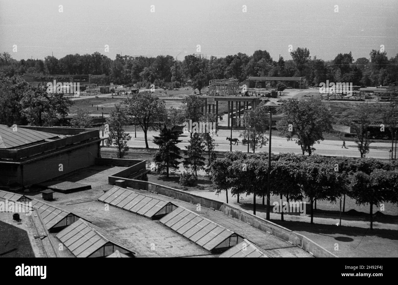 Wroc³aw, 1947-05. Przygotowania do otwarcia Wystawy Ziem Odzyskanych. NZ. Prace budowlane na terenach wystawowych. bb PAP Dok³adny dzieñ wydarzenia nieustalony. Wroclaw, maggio 1947. Preparativi per l'apertura della Mostra dei territori riacquistato. Nella foto: Lavori di costruzione presso il sito espositivo. bb PAP Foto Stock