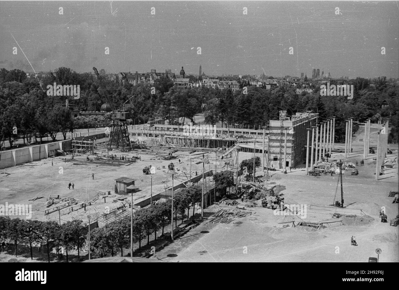 Wroc³aw, 1947-05. Przygotowania do otwarcia Wystawy Ziem Odzyskanych. NZ. Prace budowlane na terenach wystawowych. bb PAP Dok³adny dzieñ wydarzenia nieustalony. Wroclaw, maggio 1947. Preparativi per l'apertura della Mostra dei territori riacquistato. Nella foto: Lavori di costruzione presso il sito espositivo. bb PAP Foto Stock