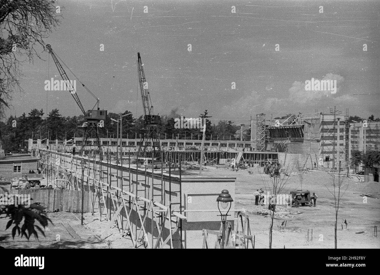 Wroc³aw, 1947-05. Przygotowania do otwarcia Wystawy Ziem Odzyskanych. NZ. Budowa pawilonów wystawowych. bb PAP Dok³adny dzieñ wydarzenia nieustalony. Wroclaw, maggio 1947. Preparativi per l'apertura della Mostra dei territori riacquistato. Nella foto: La costruzione di padiglioni espositivi. bb PAP Foto Stock