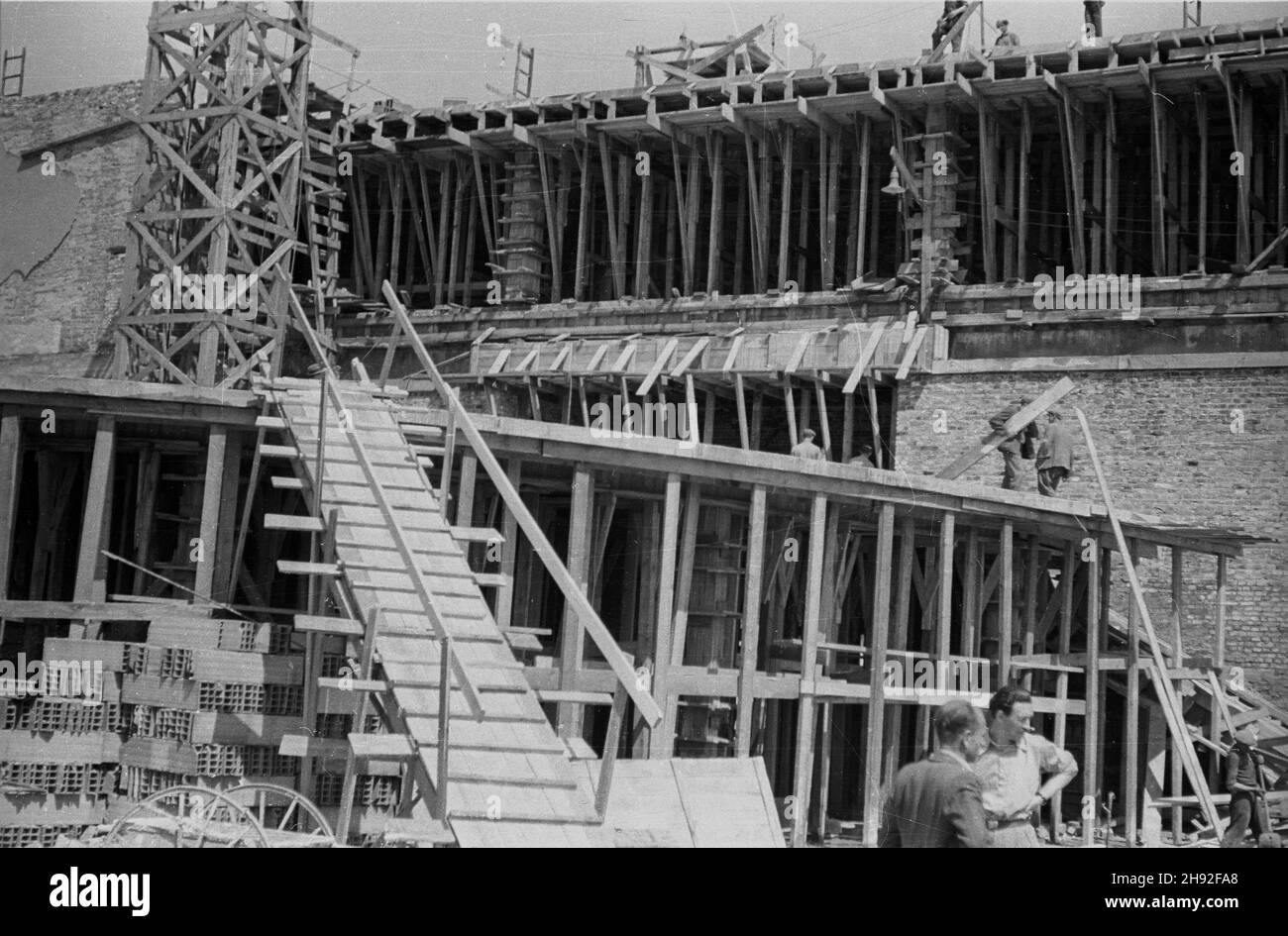 Wroc³aw, 1947-05. Przygotowania do otwarcia Wystawy Ziem Odzyskanych. NZ. Budowa pawilonu wystawowego. bb PAP Dok³adny dzieñ wydarzenia nieustalony. Wroclaw, maggio 1947. Preparativi per l'apertura della Mostra dei territori riacquistato. Nella foto: La costruzione di un padiglione espositivo. bb PAP Foto Stock