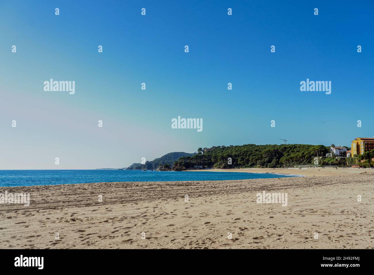 bellissimo paesaggio di spiaggia vuoto con cielo blu chiaro e spazio copia Foto Stock