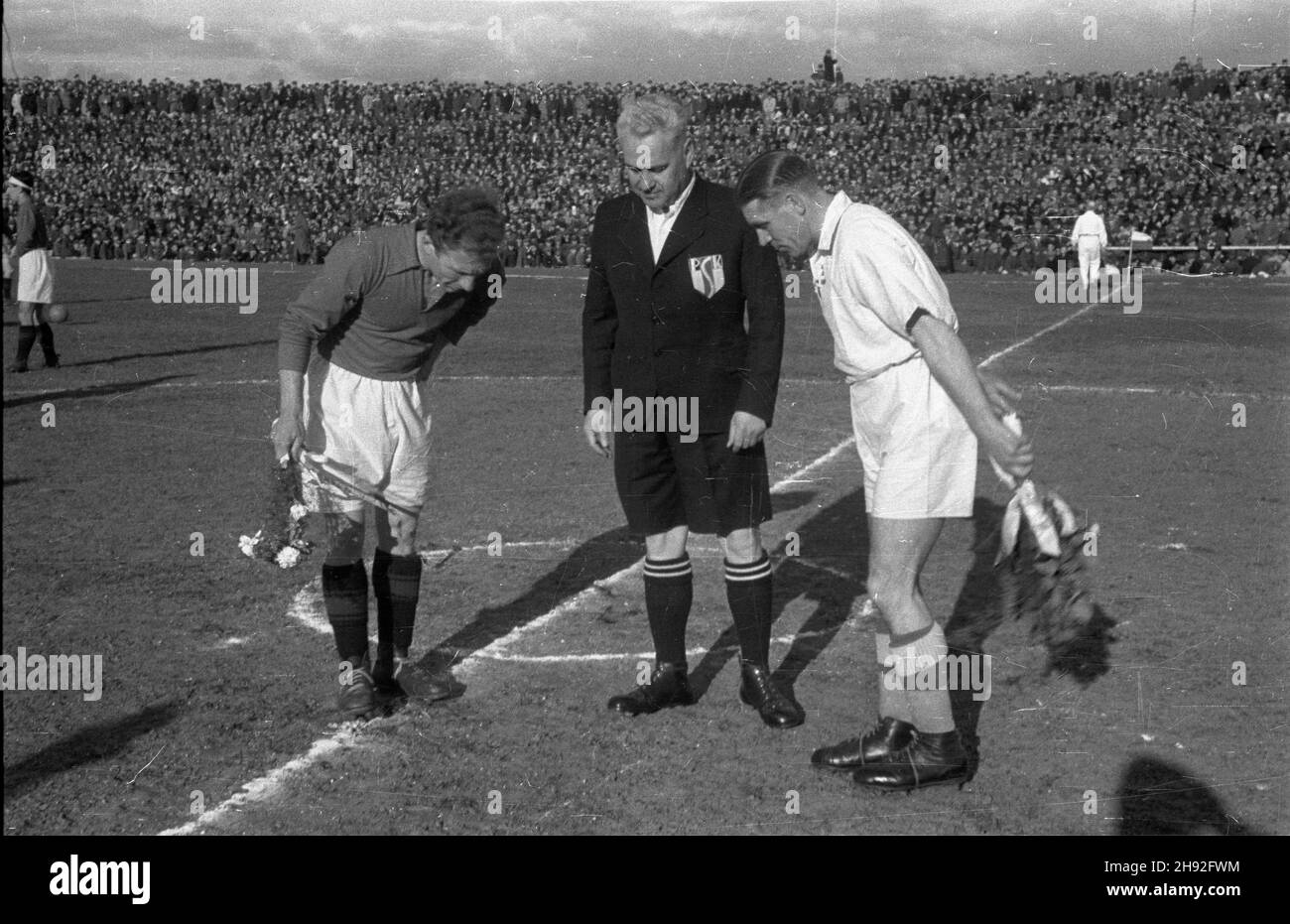 Warszawa, 1947-05-03. Mecz pi³ki no¿nej reprezentacji miasta Sofia i reprezentacji Polskiego Zwi¹zku Pi³ki No¿nej (2:0) na stadionie Wojska Polskiego (ul. 3). NZ. Kapitanowie dru¿yn i sêdzia przed rozpoczêciem meczu podczas losowania stron boiska. bb/gr PAP Varsavia, 3 maggio 1947. Una partita di calcio tra la squadra di Sofia e i giocatori della Polish Soccer Association (2:0) allo Stadio dell'Esercito Polacco in via Lazienkowska 3. Foto: Capitani di squadra e arbitro prima dell'inizio della partita disegnano i lati del campo di calcio. bb/gr PAP Foto Stock