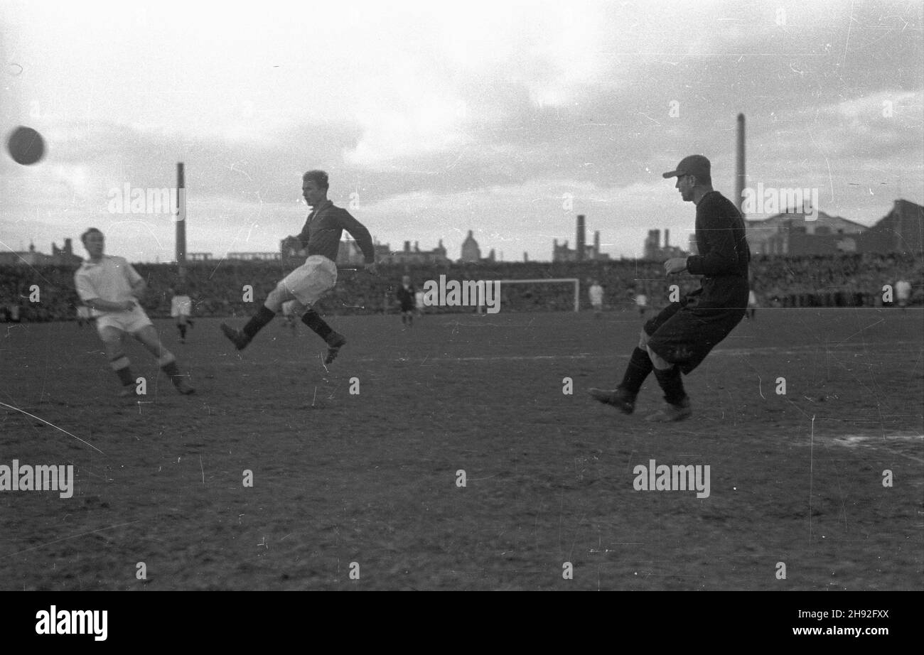 Warszawa, 1947-05-03. Mecz pi³ki no¿nej reprezentacji miasta Sofia i reprezentacji Polskiego Zwi¹zku Pi³ki No¿nej (2:0) na stadionie Wojska Polskiego (ul. 3). pi³ki blicie nz. BB/gr PAP Varsavia, 3 maggio 1947. Una partita di calcio tra la squadra di Sofia e i giocatori della Polish Soccer Association (2:0) allo Stadio dell'Esercito Polacco in via Lazienkowska 3. Nella foto: Il battito della sfera. bb/gr PAP Foto Stock