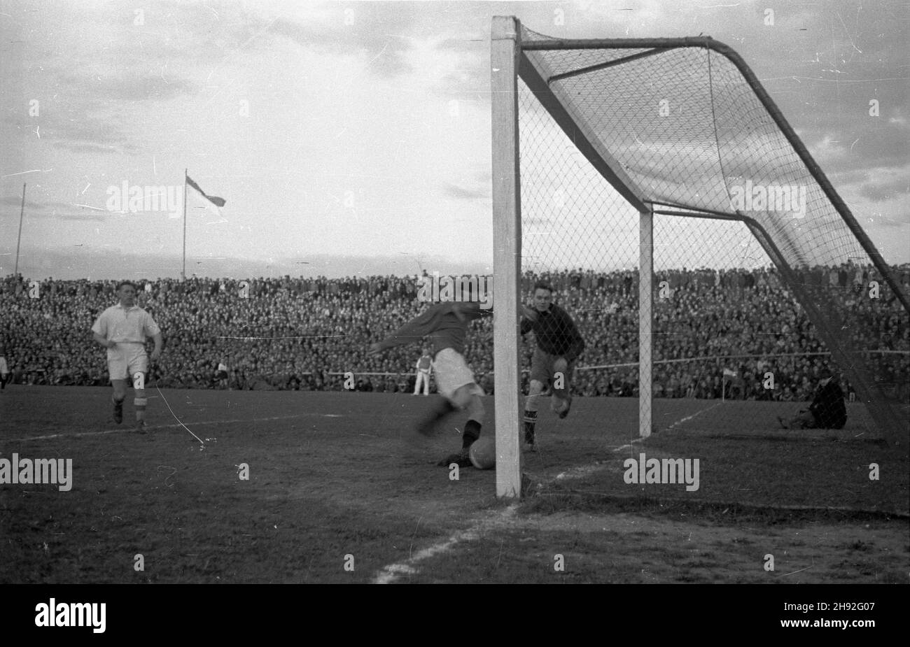 Warszawa, 1947-05-03. Mecz pi³ki no¿nej reprezentacji miasta Sofia i reprezentacji Polskiego Zwi¹zku Pi³ki No¿nej (2:0) na stadionie Wojska Polskiego (ul. 3). Bramka polska Zagro¿ona. bb/gr PAP Varsavia, 3 maggio 1947. Una partita di calcio tra la squadra di Sofia e i giocatori della Polish Soccer Association (2:0) allo Stadio dell'Esercito Polacco in via Lazienkowska 3. Foto: La Bulgaria attacca e minaccia l'obiettivo polacco. bb/gr PAP Foto Stock