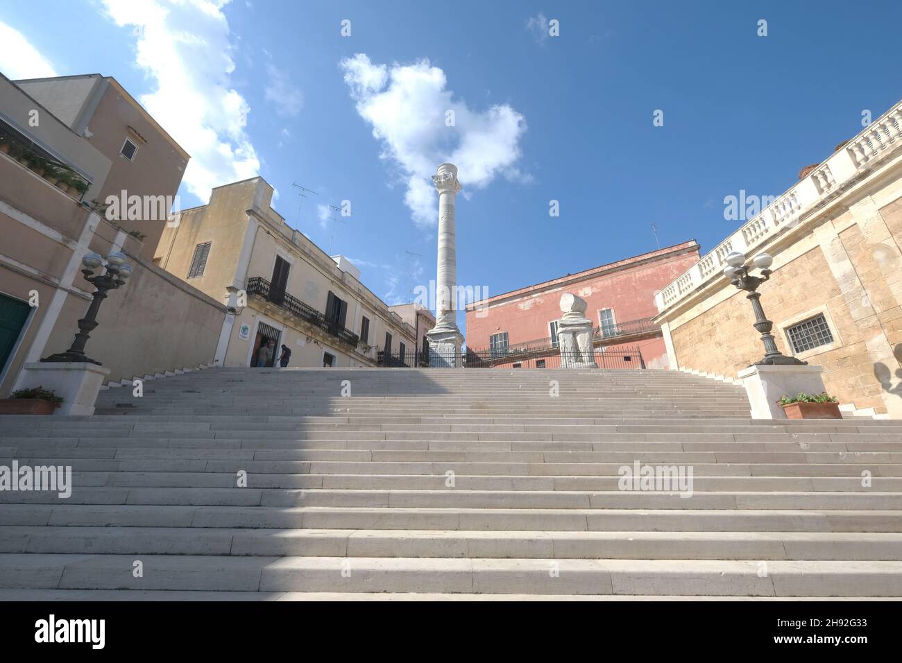 Scala Virgiliana su cui le due colonne romane che indicano la fine dell'Appia, Brindisi, Puglia, Italia Foto Stock