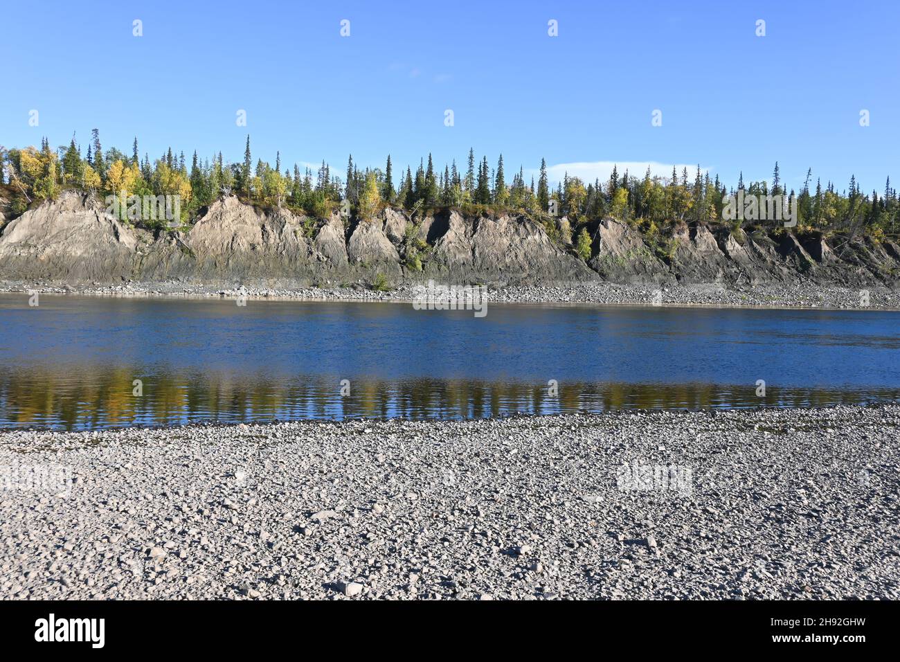 Paesaggio fluviale estivo. Il fiume Taiga settentrionale nella Repubblica di Komi, Russia. Foto Stock