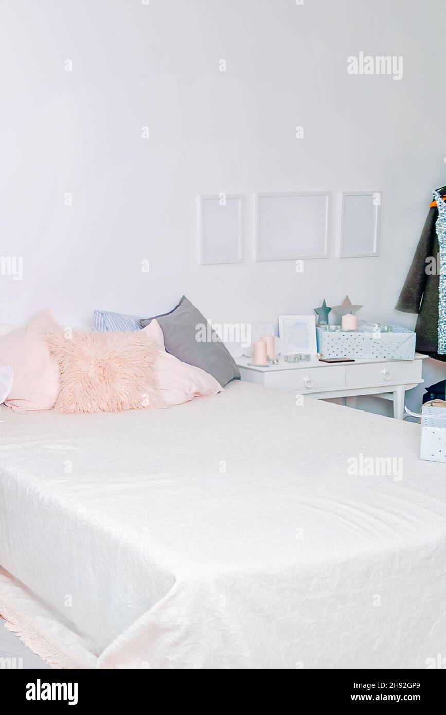 Bella camera da letto bianca, periodo invernale all'interno della camera da letto Foto Stock