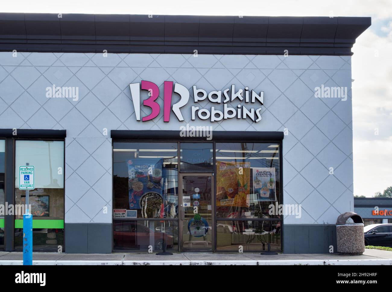 Houston, Texas USA 11-12-2021: Negozio di gelati Baskin Robbins a Houston, Texas. Negozio di specialità di gelati e torte americano fondato nel 1945. Foto Stock