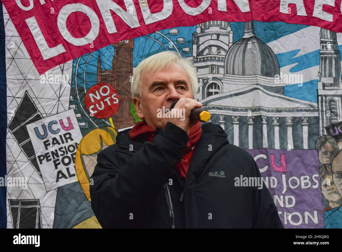Londra, Regno Unito. 3 dicembre 2021. Il deputato del lavoro John McDonnell parla a Tavistock Square. Il personale universitario e i membri dell'Università e dell'Unione del Collegio (UCU) hanno adottato un'azione di sciopero e hanno marciato attraverso il centro di Londra per protestare contro la disuguaglianza retributiva di genere, etnia e disabilità, le condizioni di lavoro e la diminuzione della retribuzione. Credit: Vuk Valcic / Alamy Live News Foto Stock