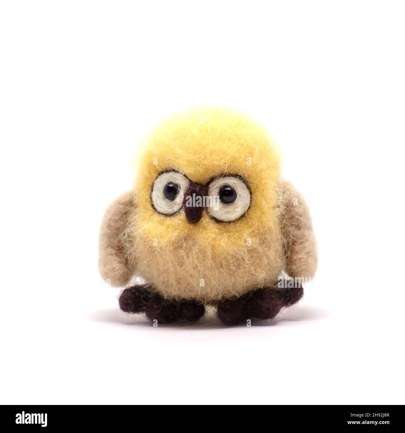 Carino gufo giocattolo fatto a mano, lana di felting, isolare su uno sfondo bianco Foto Stock