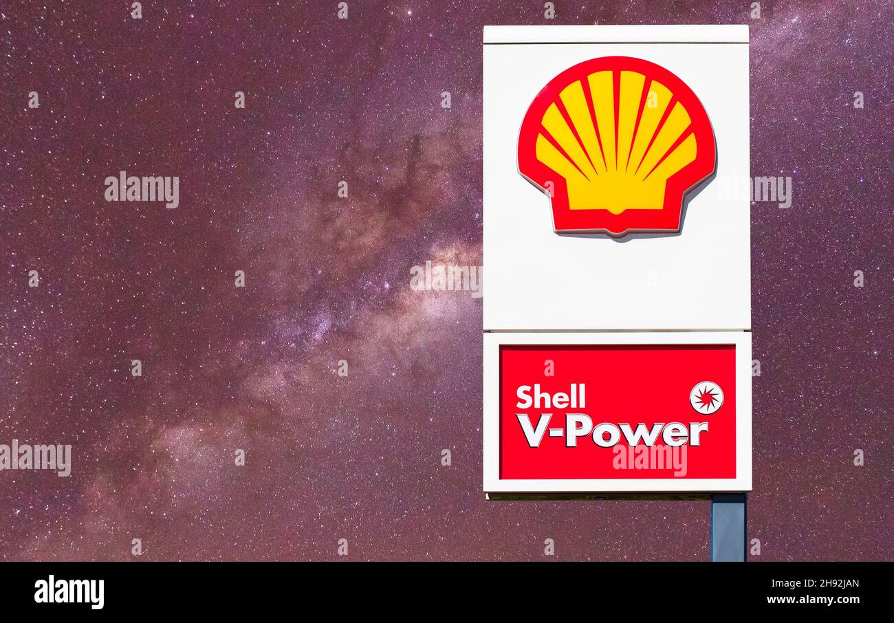 SANTA CATARINA, BRASILE - 30 ottobre 2021: Santa Catarina, Brasile. Ottobre 29, 2021. Cartello Shell V-Power presso la stazione di rifornimento Shell. Cielo notturno con MIL Foto Stock