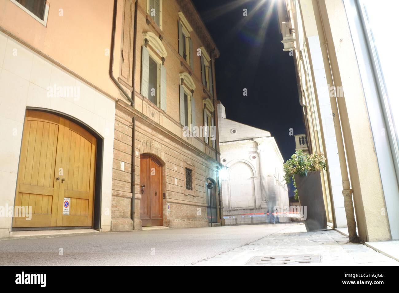 belle immagini della città di rimini di notte. Il centro storico di rimini, con i suoi monumenti antichi, il castello, le chiese e le piazze di notte Foto Stock