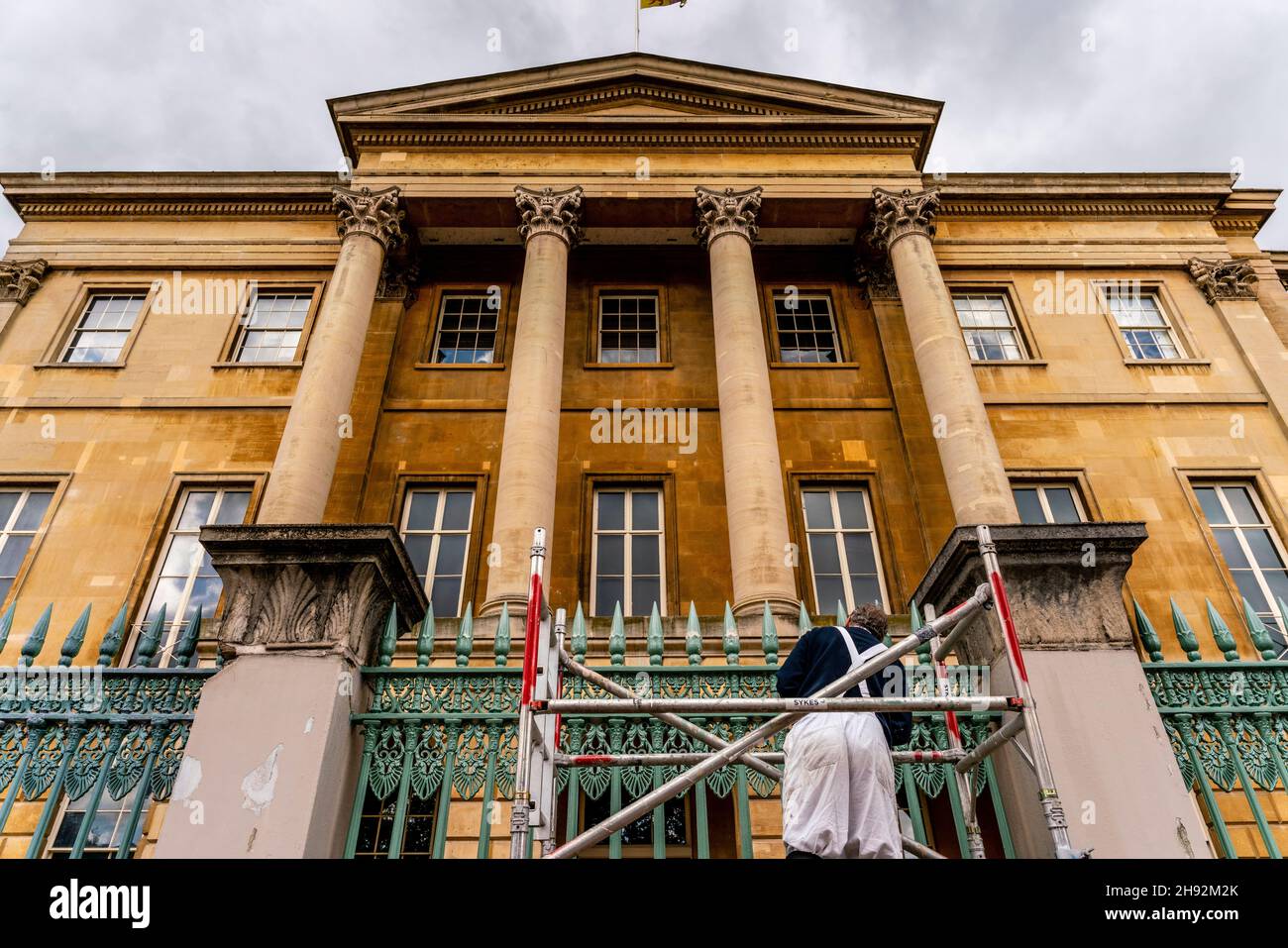Un pittore e decoratore che lavora ad Apsley House, Hyde Park Corner, Londra, Regno Unito. Foto Stock