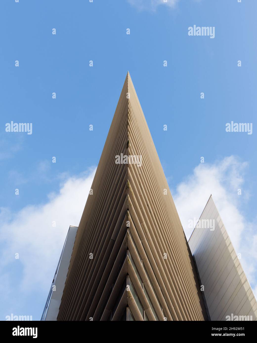 Birmingham West Midlands, Regno Unito, 1 dicembre 2021: L'angolo acuto simile a guglia dell'edificio del Clayton Hotel situato in Albert Street, Birmingham. Foto Stock