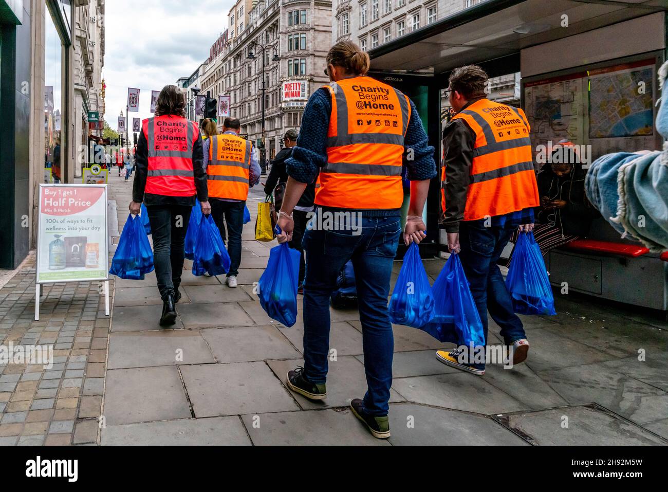 La beneficenza inizia a Home Workers distribuendo disposizioni ai senzatetto nel centro di Londra, Londra, Regno Unito. Foto Stock