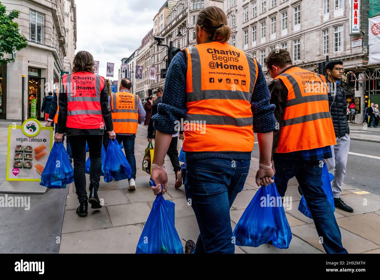 La beneficenza inizia a Home Workers distribuendo disposizioni ai senzatetto nel centro di Londra, Londra, Regno Unito. Foto Stock