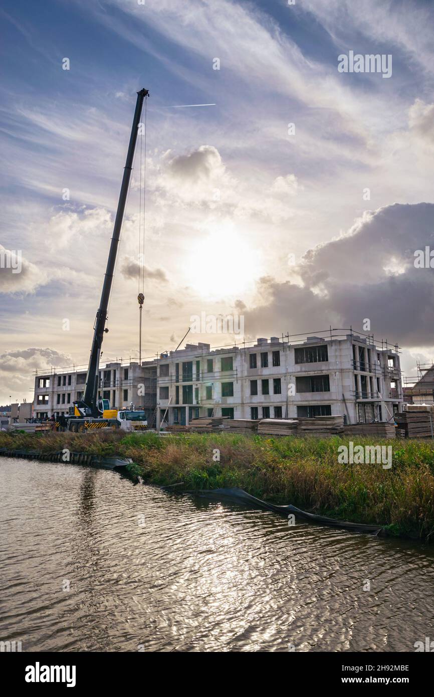 Cantiere con gru lungo il litorale nel nuovo quartiere 'Triangel' a Waddinxveen, Olanda Foto Stock