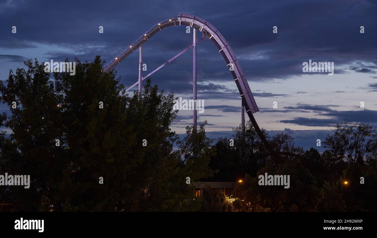 Montagne russe Silverstar da Europa-Park in germania di notte Foto Stock
