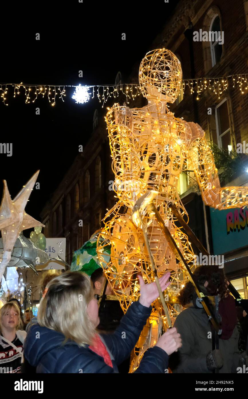 Stroud, Glos, Regno Unito. 3 dicembre 2021. Stroud Goodwill sera e Lantern festival è un'opportunità per la gente di iniziare le feste di Natale in città. La serata inizia con l'illuminazione dell'albero di Natale e poi una sfilata di Lanterne intorno alla città. Credit: JMF News/Alamy Live News Foto Stock