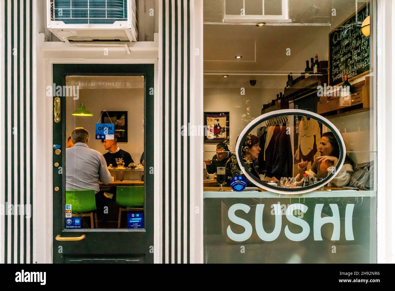 Un Sushi Bar all'interno del mercato Shepherd, Londra, Regno Unito. Foto Stock