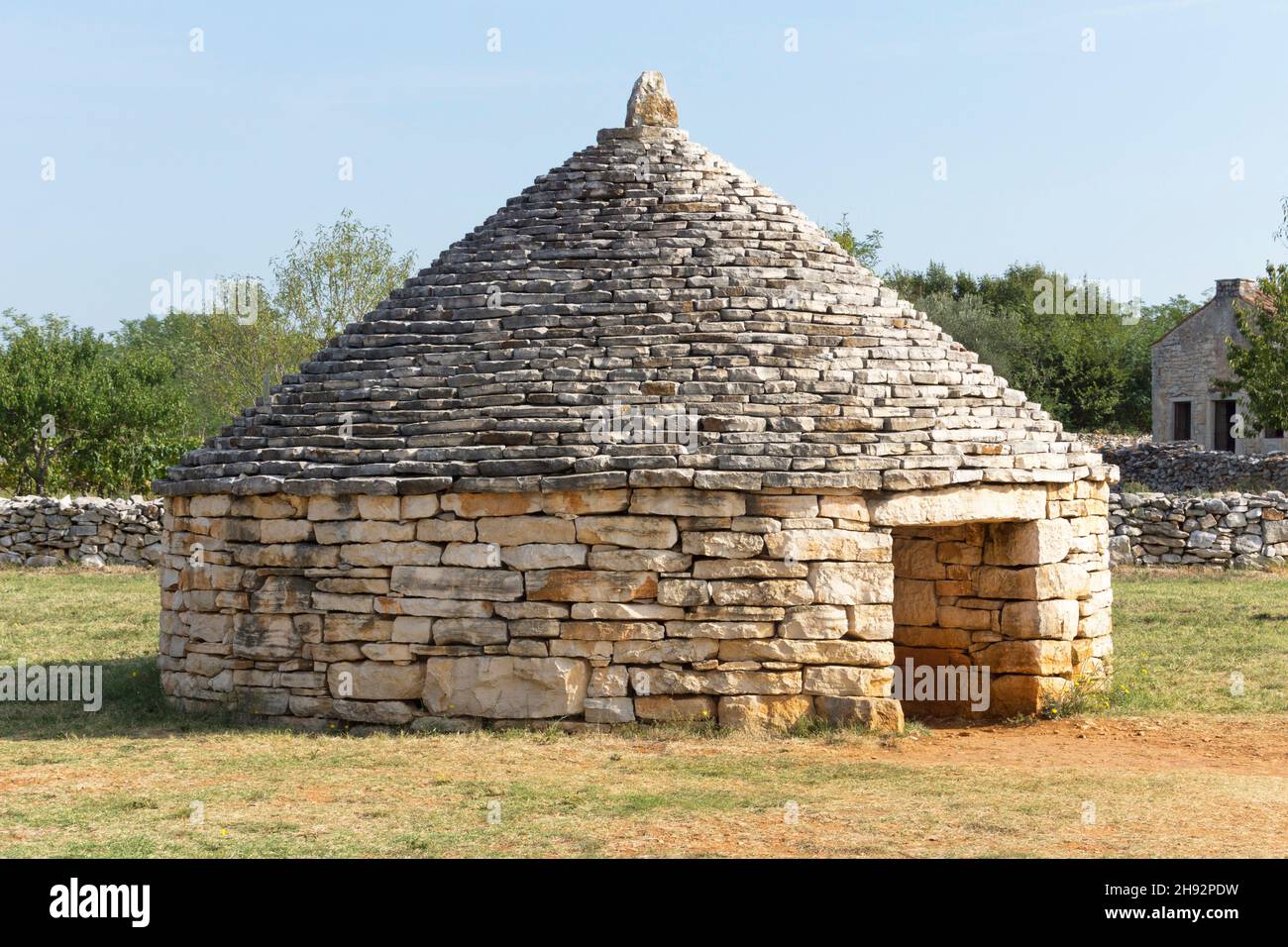 Un Kazun è una casa rotonda mediterranea con tetto conico. La casa è costruita in pietra asciutta senza altro materiale. Viene utilizzato come rifugio o Foto Stock