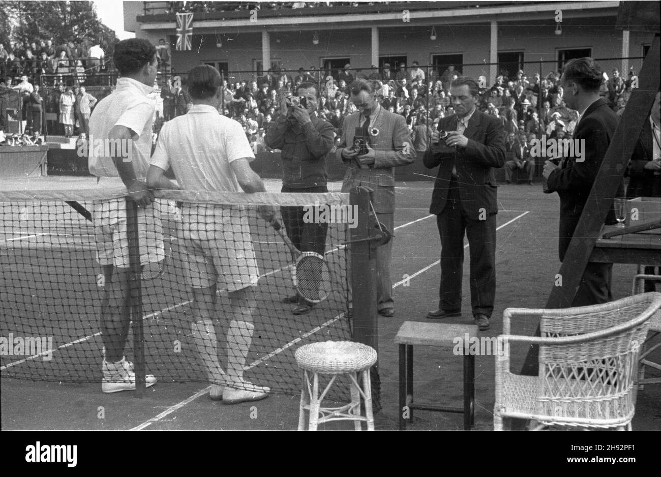 Warszawa, 1947-05-17. W dniach 15-17 maja 1947 r. na kortach klubu sportowego Legia odby³ siê mecz Pucharu Davisa Polska-Wielka Brytania. polski tenisista W³adys³aw Skonecki (P) i angielski A. J. Mottram (L) pozuj¹ fotoreporterom. bk/ms PAP Varsavia, 17 maggio 1947. Una partita di Coppa Davis tra Polonia e Gran Bretagna presso la corte del Legia Sport Club di Varsavia (15-17 maggio 1947). Foto: Cameramen scatta foto a un giocatore polacco Wladyslaw Skonecki (a destra) e a un giocatore inglese A. J. Mottram (a sinistra). bk/ms PAP Foto Stock