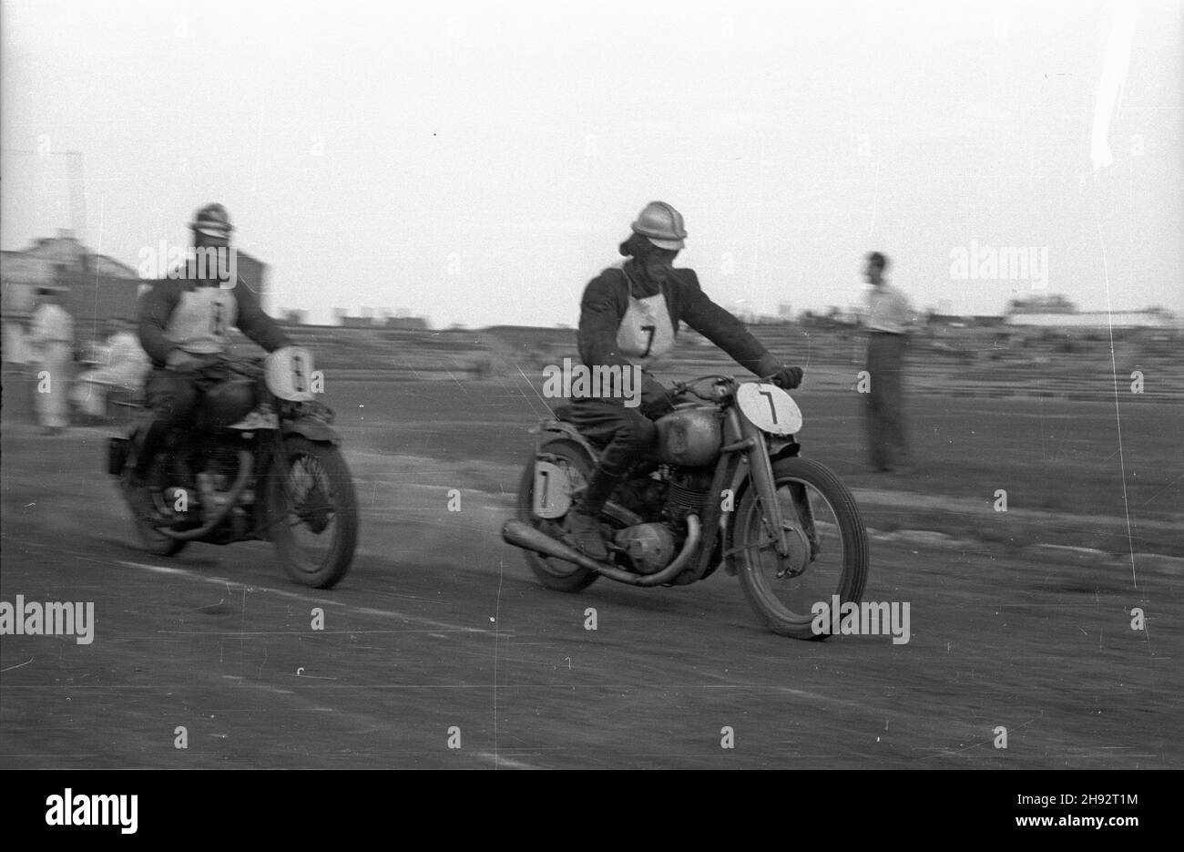 Warszawa, 1947-05-18. Stadion Wojskowego Klubu Sportowego Legia. Trójmecz motocyklowy na ¿u¿lu pomiêdzy Uni¹ Poznañ, Klubem Motorowym Grochów i sekcj¹ motocyklow¹ WKS Legia. bk/ak PAP Varsavia, 18 maggio 1947. Stadio Legia Military Sports Club. circuito a tre corazzate tra Unia Poznan, Grochow Motorcycle Club e la sezione motociclistica di WKS Legia. bk/ak PAP Foto Stock