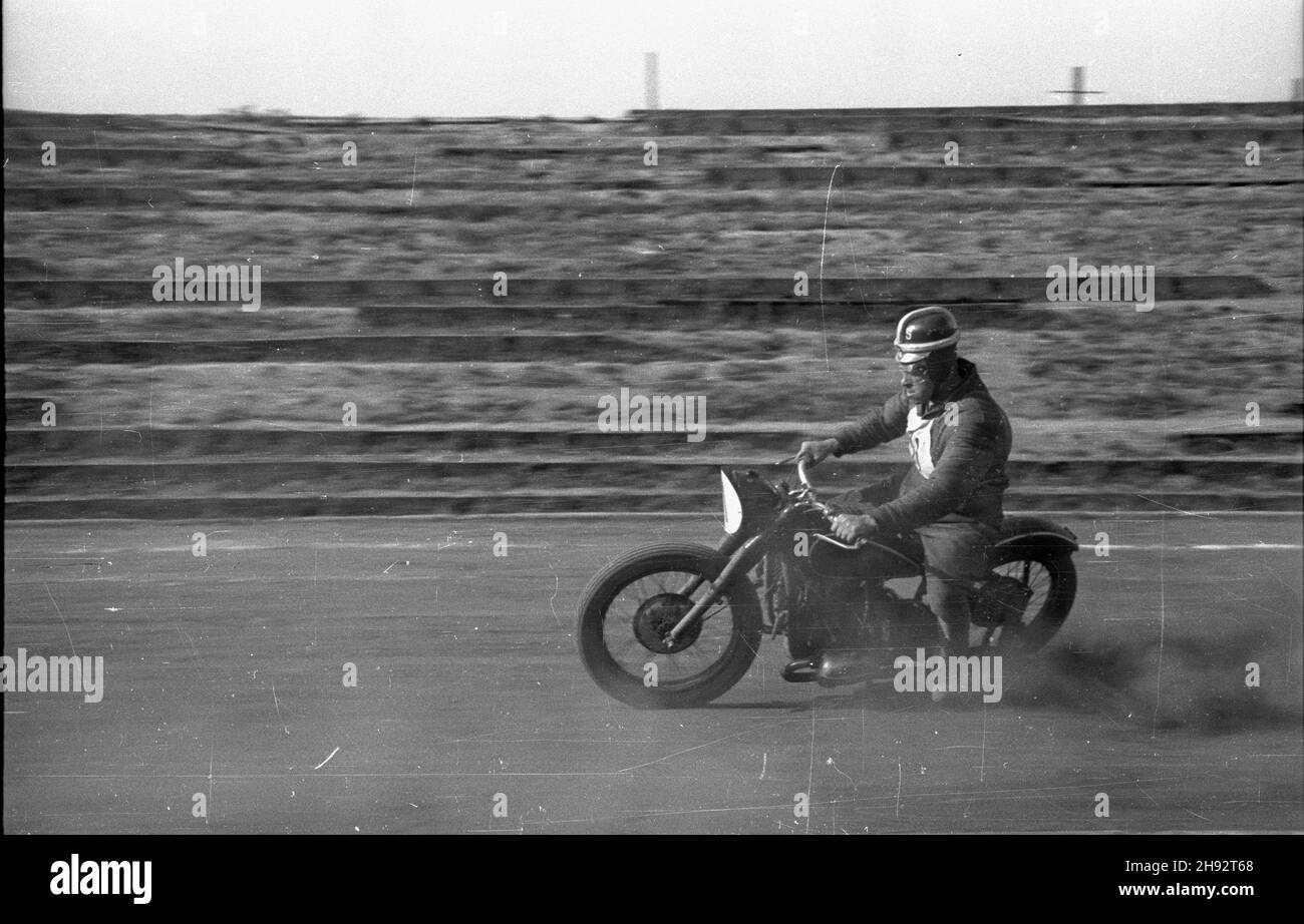 Warszawa, 1947-05-18. Stadion Wojskowego Klubu Sportowego Legia. Trójmecz motocyklowy na ¿u¿lu pomiêdzy Uni¹ Poznañ, Klubem Motorowym Grochów i sekcj¹ motocyklow¹ WKS Legia. NZ. Motocykl na zakrêcie. bk/ak PAP Varsavia, 18 maggio 1947. Stadio Legia Military Sports Club. circuito a tre corazzate tra Unia Poznan, Grochow Motorcycle Club e la sezione motociclistica di WKS Legia. Nella foto: Moto in curva. bk/ak PAP Foto Stock