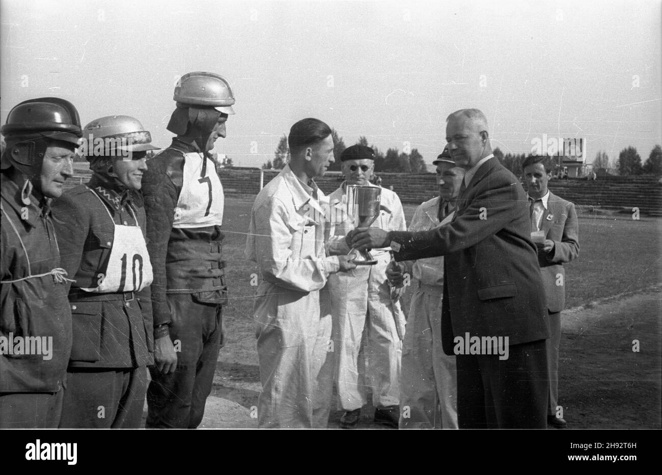 Warszawa, 1947-05-18. Stadion Wojskowego Klubu Sportowego Legia. Trójmecz motocyklowy na ¿u¿lu pomiêdzy Uni¹ Poznañ, Klubem Motorowym Grochów i sekcj¹ motocyklow¹ WKS Legia. NZ. wrêczanie pucharu zwyciêzkiej dru¿ynie Unia Poznañ. bk/ak PAP Varsavia, 18 maggio 1947. Stadio Legia Military Sports Club. circuito a tre corazzate tra Unia Poznan, Grochow Motorcycle Club e la sezione motociclistica di WKS Legia. Nella foto: Squadra vincente di Unia Poznan. bk/ak PAP Foto Stock
