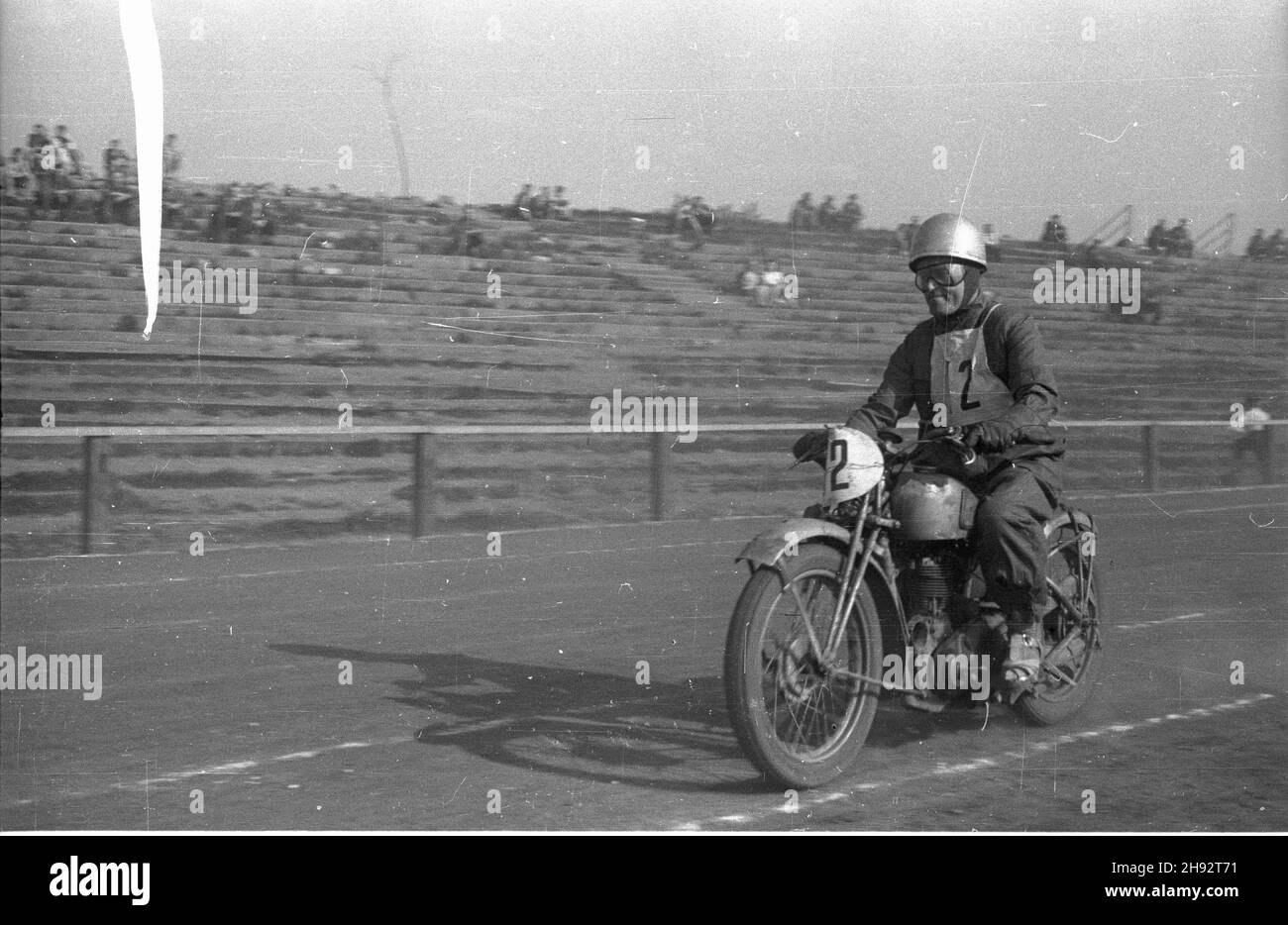 Warszawa, 1947-05-18. Stadion Wojskowego Klubu Sportowego Legia. Trójmecz motocyklowy na ¿u¿lu pomiêdzy Uni¹ Poznañ, Klubem Motorowym Grochów i sekcj¹ motocyklow¹ WKS Legia. bk/ak PAP Varsavia, 18 maggio 1947. Stadio Legia Military Sports Club. circuito a tre corazzate tra Unia Poznan, Grochow Motorcycle Club e la sezione motociclistica di WKS Legia. bk/ak PAP Foto Stock