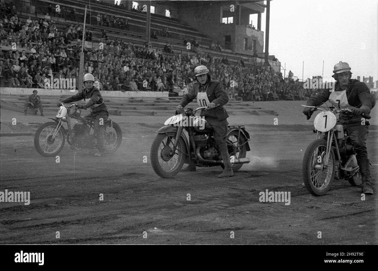 Warszawa, 1947-05-18. Stadion Wojskowego Klubu Sportowego Legia. Trójmecz motocyklowy na ¿u¿lu pomiêdzy Uni¹ Poznañ, Klubem Motorowym Grochów i sekcj¹ motocyklow¹ WKS Legia. NZ. Zawodnicy tu¿ przed startem. bk/ak PAP Varsavia, 18 maggio 1947. Stadio Legia Military Sports Club. circuito a tre corazzate tra Unia Poznan, Grochow Motorcycle Club e la sezione motociclistica di WKS Legia. Nella foto: Inizio gara. bk/ak PAP Foto Stock