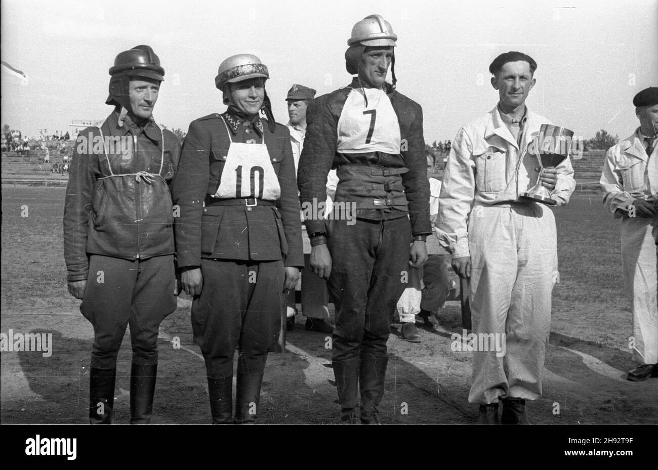 Warszawa, 1947-05-18. Stadion Wojskowego Klubu Sportowego Legia. Trójmecz motocyklowy na ¿u¿lu pomiêdzy Uni¹ Poznañ, Klubem Motorowym Grochów i sekcj¹ motocyklow¹ WKS Legia. NZ. zwyciêska dru¿yna Unii Poznañ. bk/ak PAP Varsavia, 18 maggio 1947. Stadio Legia Military Sports Club. circuito a tre corazzate tra Unia Poznan, Grochow Motorcycle Club e la sezione motociclistica di WKS Legia. Nella foto: Unia Poznan, la squadra vincente. bk/ak PAP Foto Stock